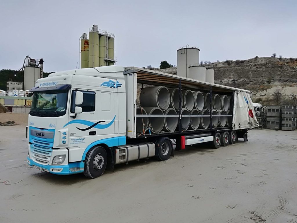 camion cargado abierto